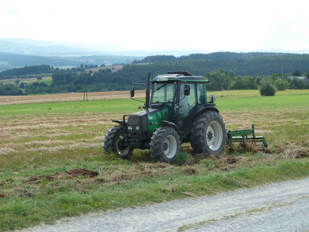 Valtra 700 bei der Feldarbeit in Fulda-Dietershan, August 2012