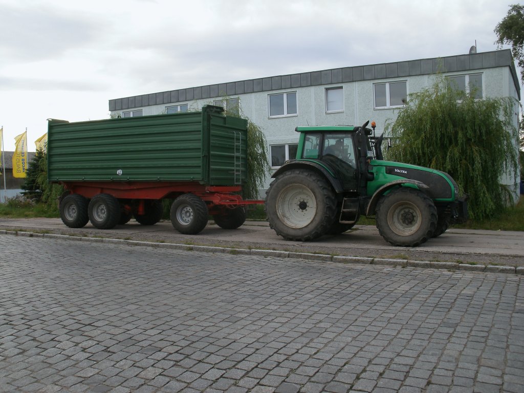 VALTRA-Traktor mit Hnger,am 09.August 2012,am Straenrand in Bergen/Rgen.