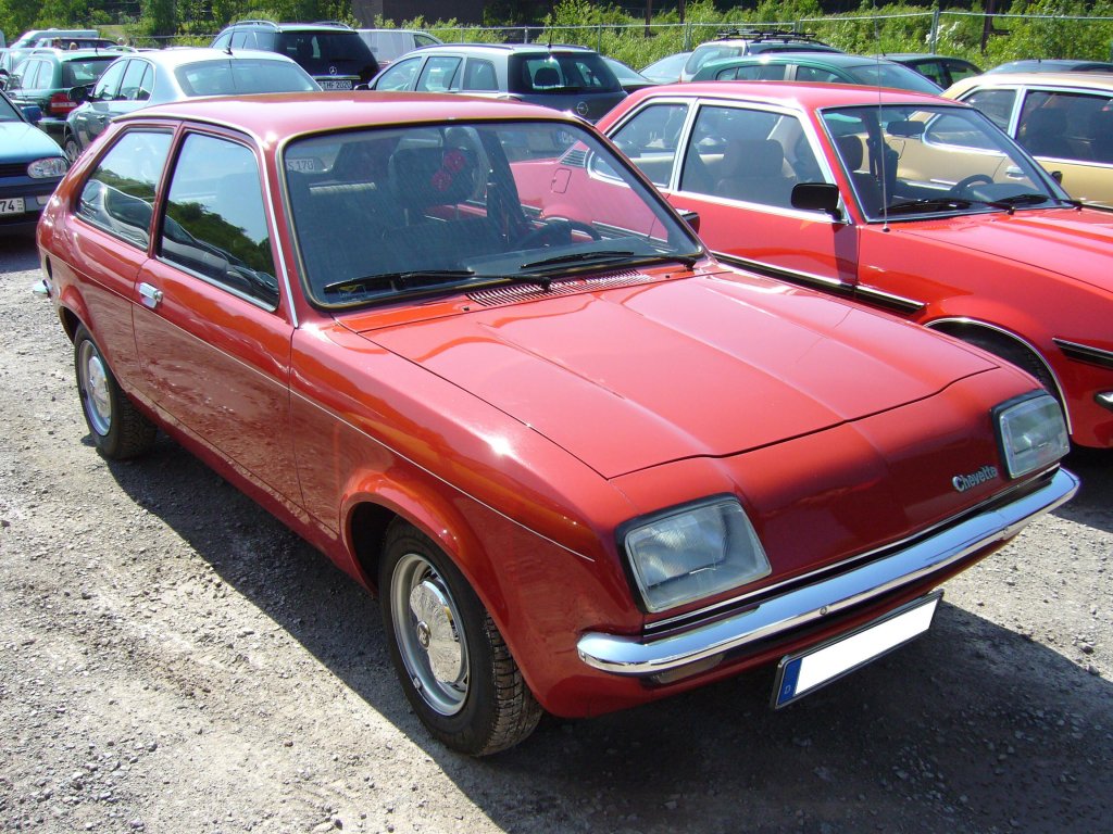 Vauxhall Chevette Kombi-Limousine. 1980 - 1982. Die Chevette wurde bei Vauxhall produziert und ber Opel vertrieben. Das Modell sollte die Zeit bis zum Erscheinen des Corsa A, fr Kompaktwageninteressenten berbrcken. Bis auf die Frontpartie waren die Karosserieteile mit denen des Kadett C identisch. Besucherparkplatz Kokerei Zollverein 01.05.2011.