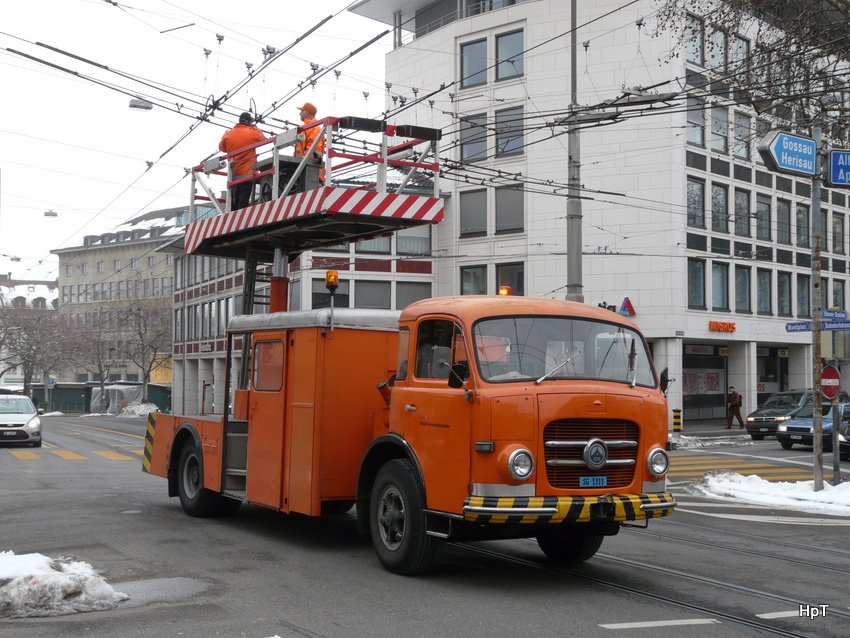 Verkehrsbetiebe St.Gallen  - Oldtimer Saurer Fahrleitungs Unterhaltsfahrzeug SG 1311 auf einer Trolleybuskreuzung in der St.Gallen am 16.01.2010