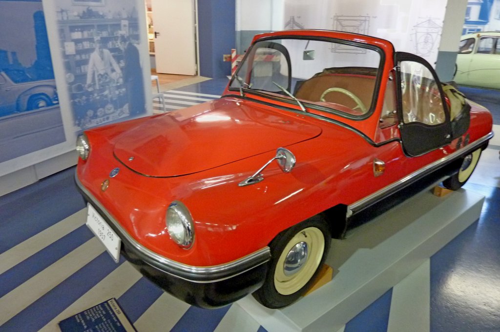 Victoria 250, das erste Serienauto der Welt mit Kunststoffkarosserie, Baujahr 1957, Motor mit 245ccm und 14PS, Vmax.97Km/h, die Münchner Firma baute 729 Stück, Automuseum Schramberg, Mai 2012
