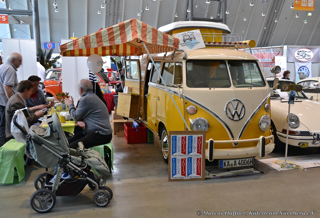 Volkswagen-Bus T1 mit Campigausstattung, gesehn am 10. Mrz 2013 bei Retro Classics in Stuttgart.
