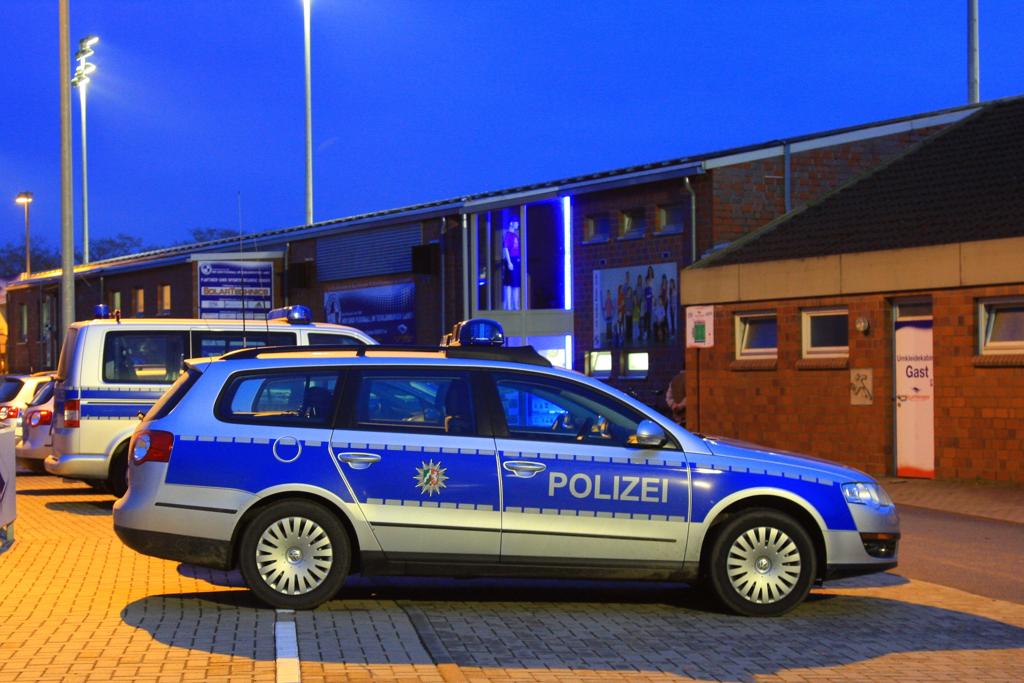 Volkswagen Passat Kreispolizeibehrde Steinfurt
hier im Fuballeinsatz Stadion Lotte 01.04.2011