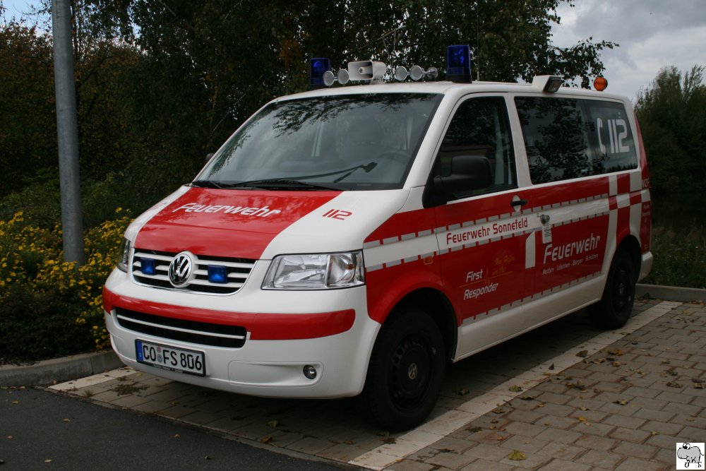 Volkswagen T 5 Mehrzweckfahrzeug  Freiwillige Feuerwehr Sonnefeld  (Landkreis Coburg). Aufgenommen am 26. September 2010 in Mitwitz.