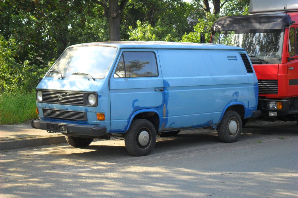 Volkswagen Transporter, stand in Detmold gegenber eines Autoentsorgers.
Aufgenommen im Januar 2012, der Wagen ist bestimmt schon im Export gelandet.