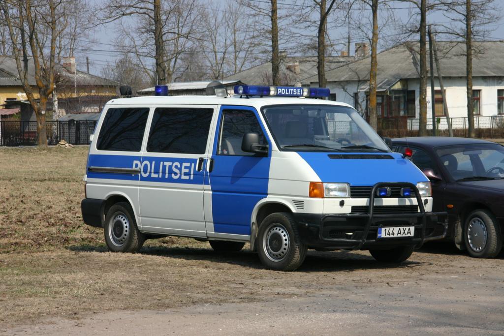 Volkswagen VW Bulli - der damals einzige seiner Art bei der estnischen Polizei!
Hier am 2.5.2006 in Jhvi aufgenommen.