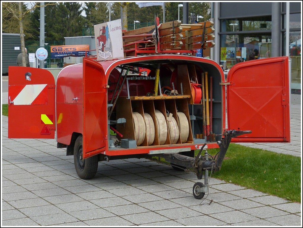 Vollbepakter Feuerwehranhänger der Wehr aus Athus gesehen am 20.04.2012 in Rodange.