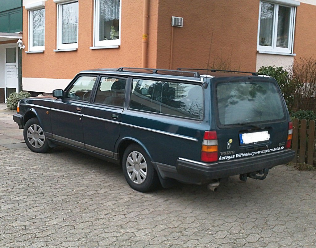 Volvo 240 Combi,am 30.01.2011 in Lehrte.