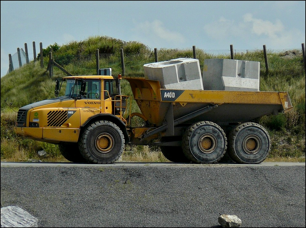 Volvo A40D Spezialtransporter mit grossen Betonblcken auf einer Baustelle an der Hafeneinfahrt in Oostende.  11.08.2010