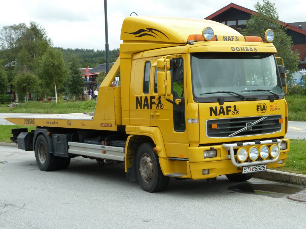 Volvo als Autotransporter im Auftrag des norwegischen Automobilclubs NAF in Dombas, Juli 2011