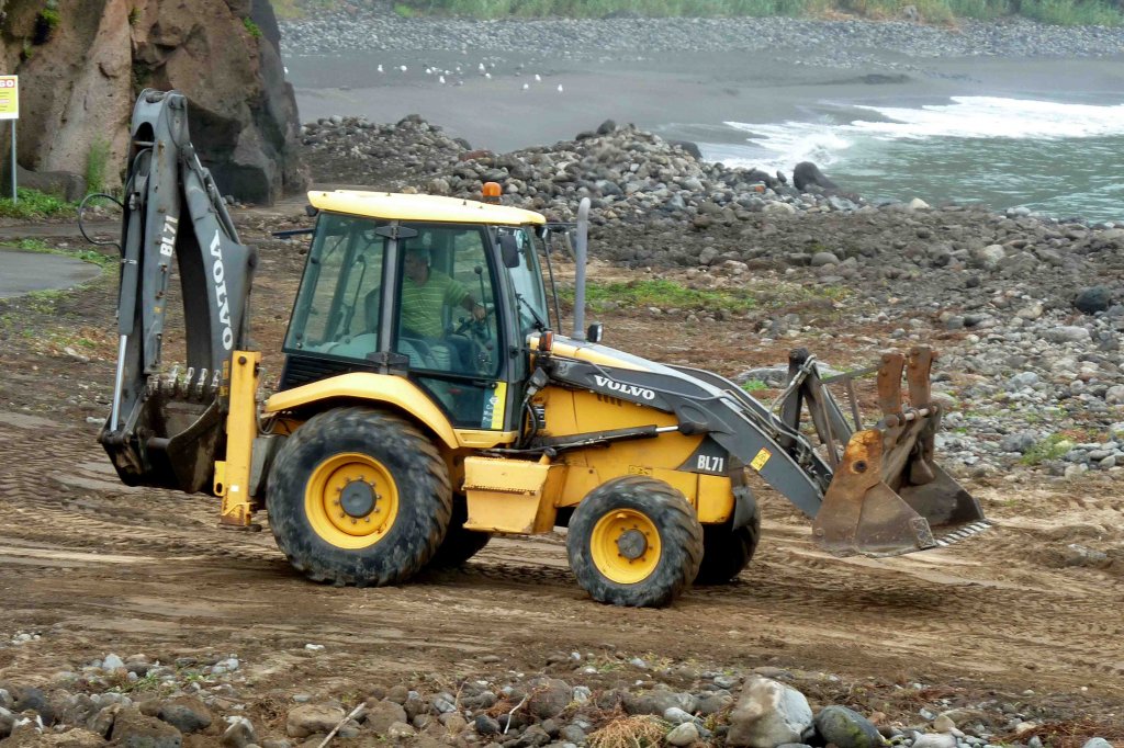 Volvo BL 71 arbeitet an einem Strandabschnitt von Sao Miguel/Azoren im Juli 2013