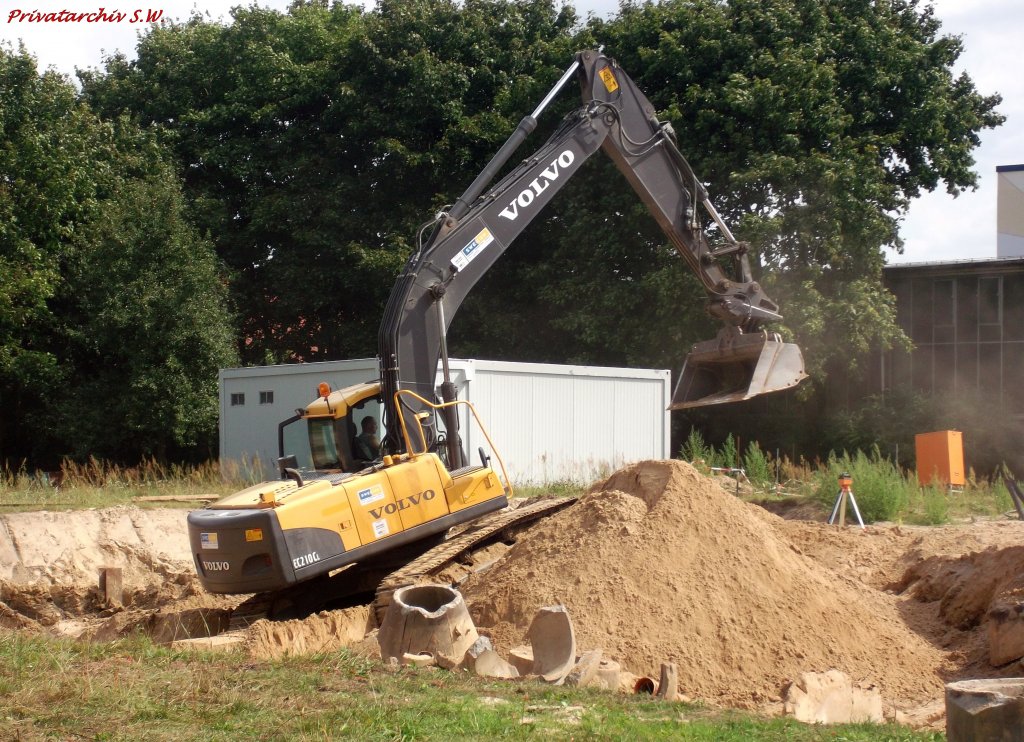 Volvo EC 210 CL - Bagger am 23.8.2012 in Rostock in voller Aktion.
