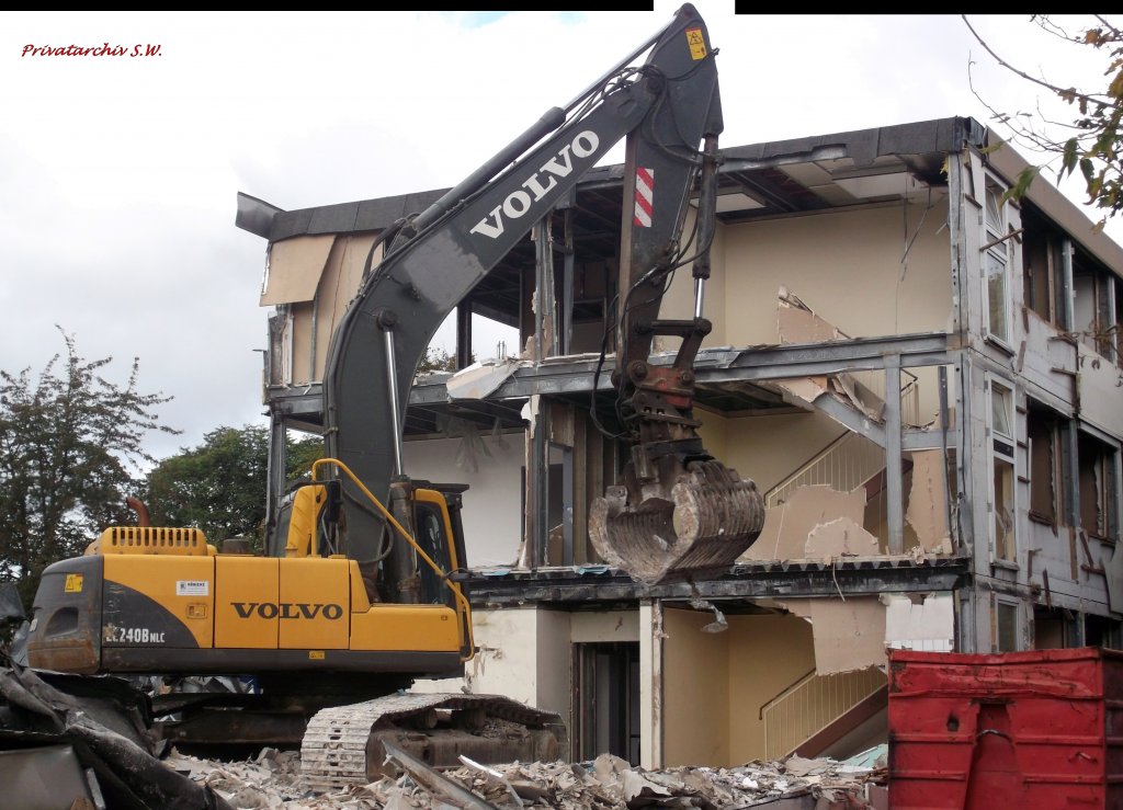 Volvo EC 240B NLC beim Abri des Bro-Container hinterm Rathaus, Rostock 9.10.2012. 
Das Gebude war durch einen Brandanschlag auf die dort ansssige Auslnderbehrde so beschdigt, da eine Sanierung nicht lohnte und die Fa. DC Demolition GmbH es nun abreit.

PS: Auch wenn es auf den ersten Blick noch so aussieht, das Bild ist nicht mehr schief. Habe mich an der Zarge Mitte EG orientiert.