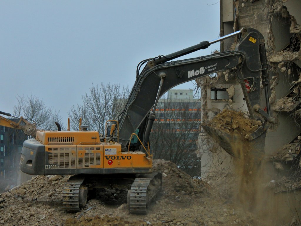 Volvo EC700BLC (70to., 470PS) der Firma Mo aus Lingen/Ems am 07.02.2012 auf einer Baustelle in Aachen. 