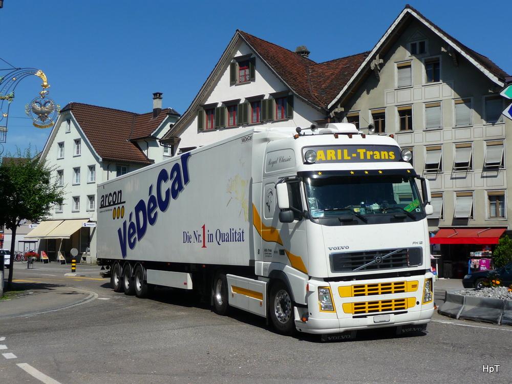 Volvo FH 12 Sattelschlepper unterwegs in Gossau/SG am 09.07.2010