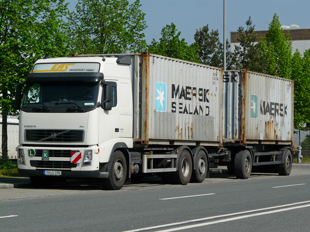 Volvo FH 440 Hngerzug beladen mit Containern abgestellt im Nrnberger Hafengebiet, 01.05.2012
