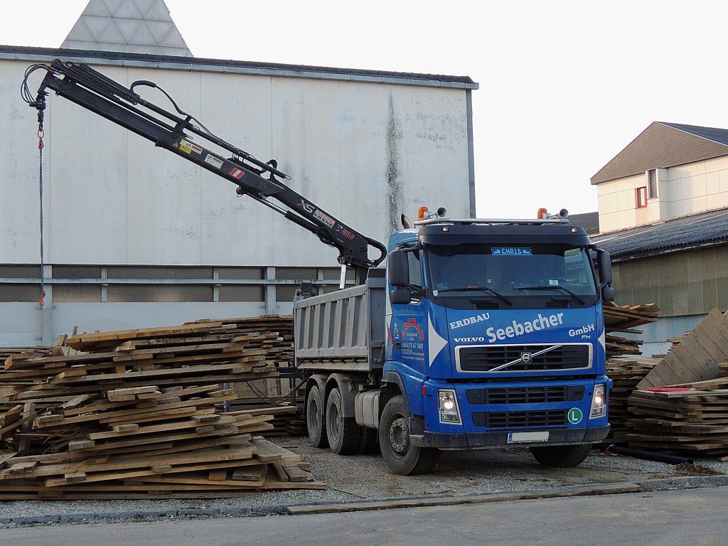VOLVO FH-440 Kipper ist zustzlich mit einem angebautem Hydraulikkran ausgerstet; 130312