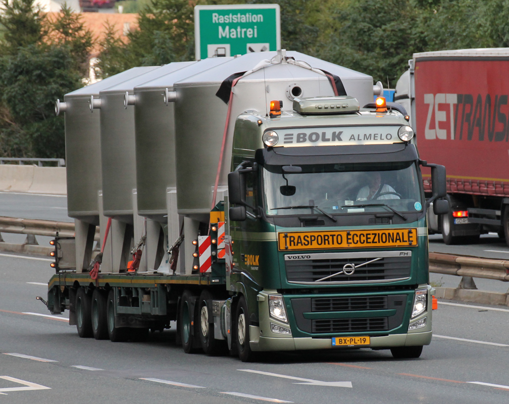 Volvo FH Schwertransporter von  Bolk  aus den Niederlanden unterwegs auf der Brennerautobahn Richtung Italien, 28.08.2012