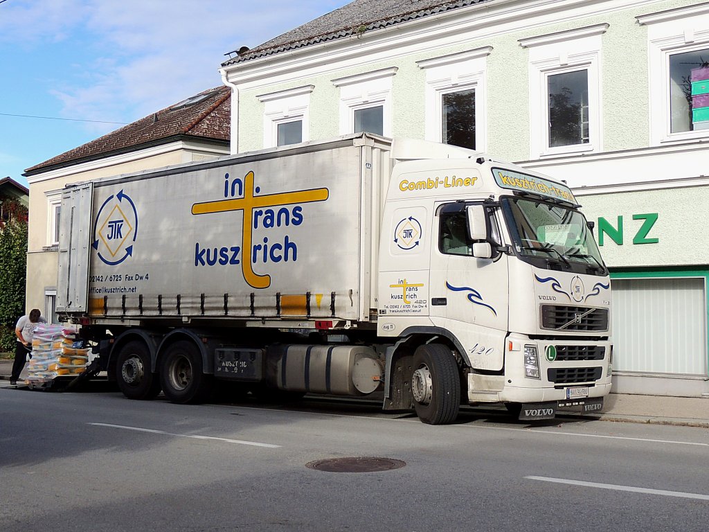VOLVO FH12-420 bei der Anlieferung von gesackter Ware; 120927