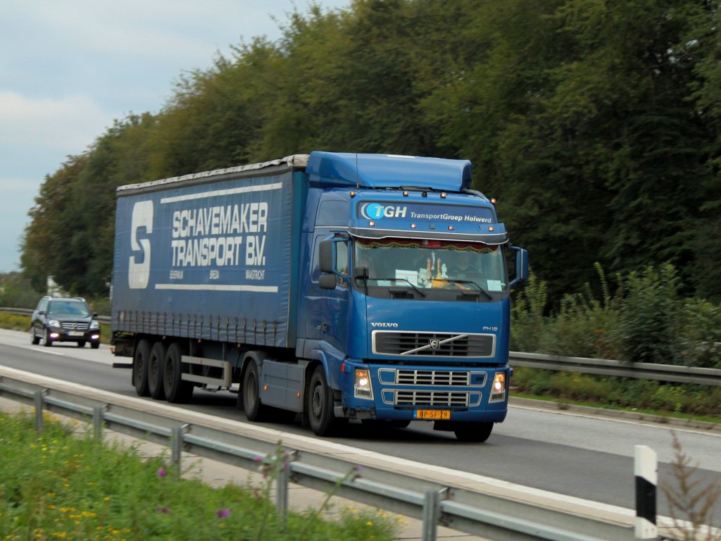 Volvo FH12 mit Sattelauflieger am 20.09.2011 auf der A4 kurz hinter dem Aachener Kreuz in Richtung Niederlande.