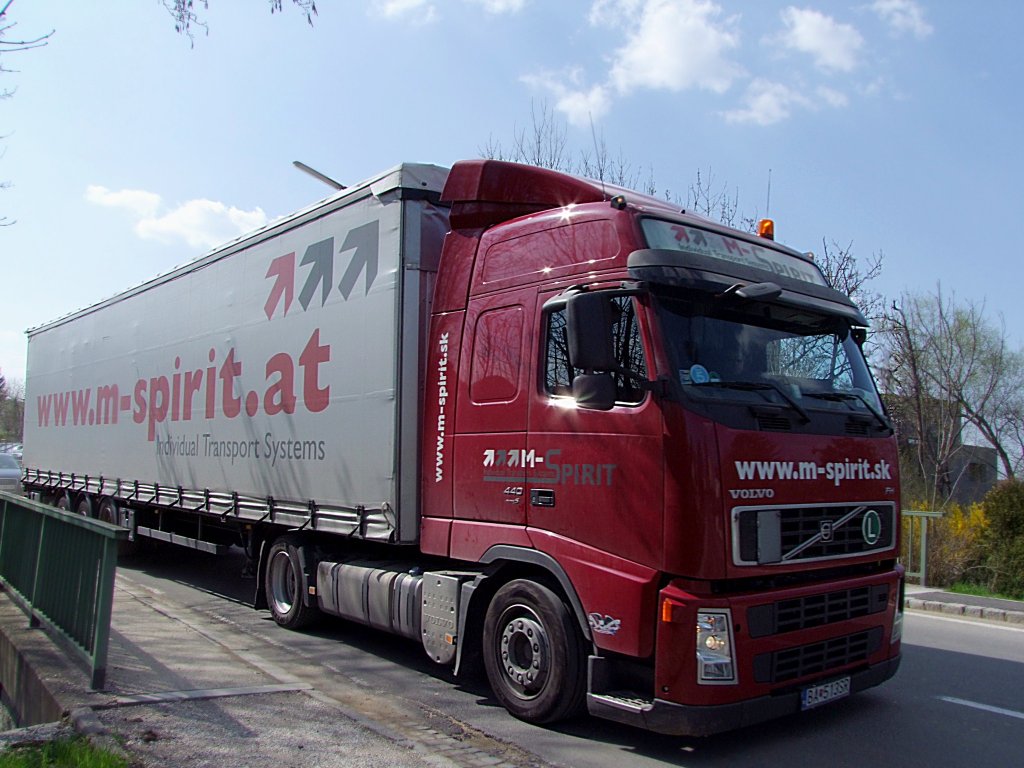 VOLVO-FH440 aus der Slowakei ist im rasanten Tempo(evtl. sogar als  Mautflchtiger ) auf der Bundesstrae in sterreich unterwegs;100419