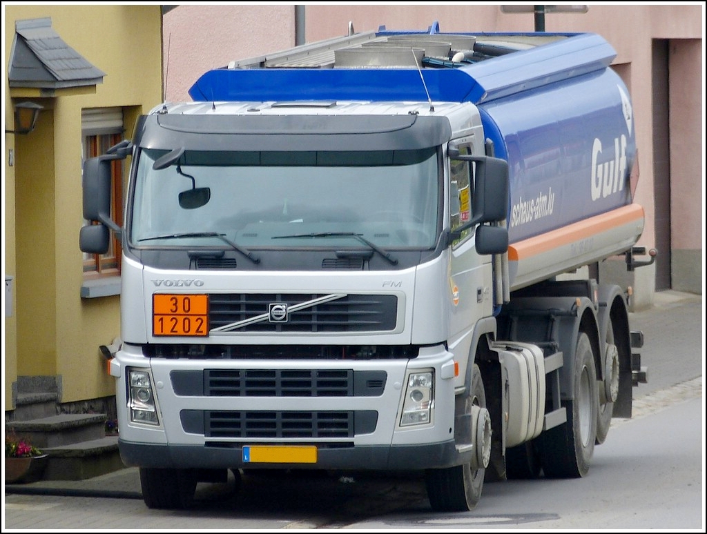 Volvo FM mit Tankaufbau liefert Heizoel. 25.04.2012