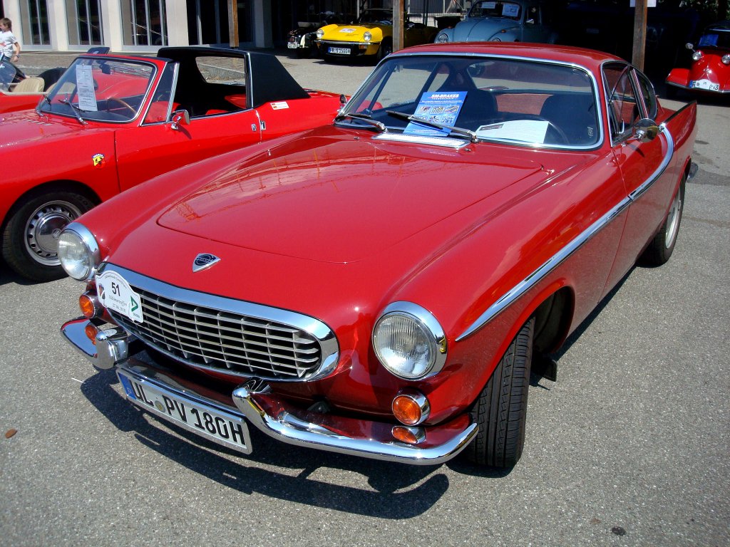 Volvo P1800 S,
das schwedische Sportcoupe ist Baujahr 1964,
der 4-Zyl.Motor leistet 100PS,
Oldtimertreffen Gundelfingen/Brsg. Juni 2010