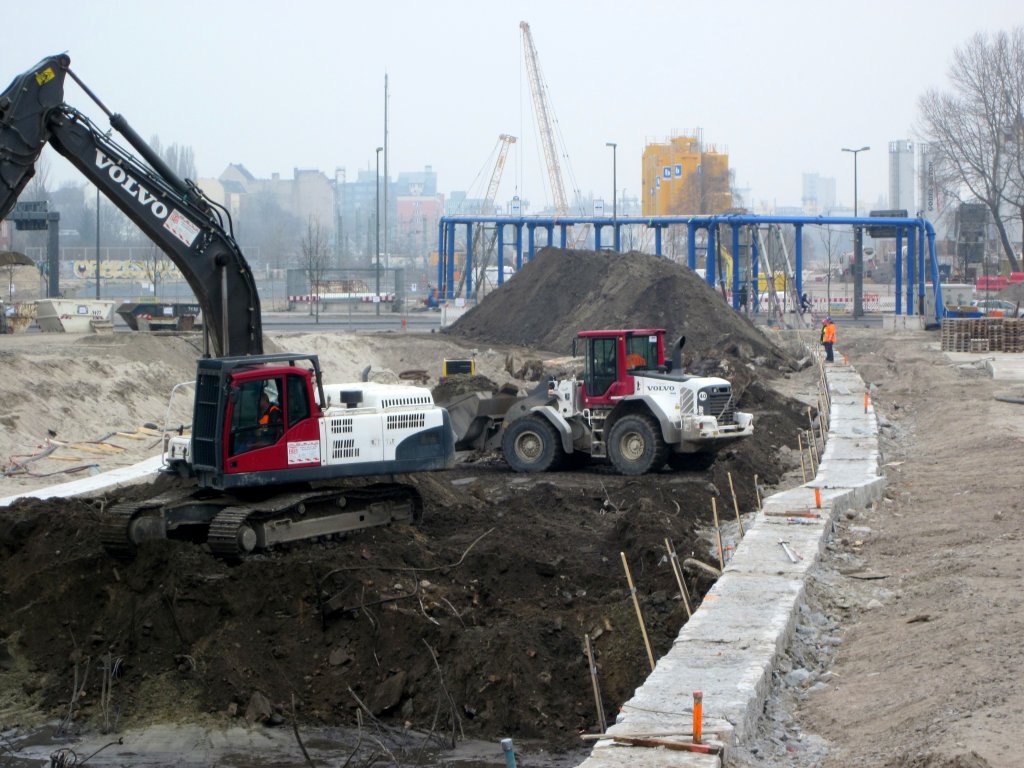 Volvo Radlader am 10.04.2013 auf der Baustelle der S21 nrdlich vom Berliner Hbf.