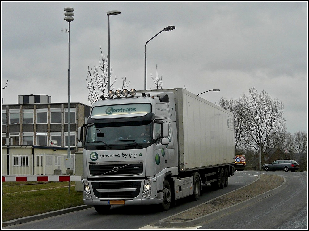 Volvo sattelzug aufgenommen im Hafengebiet von Dorderecht am 10.03.2011.