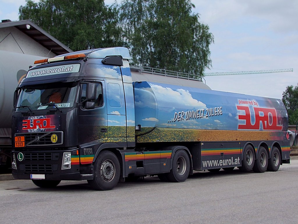 VOLVO-Tanksattel von EUROL saugt sich Treibstoff aus einem Kesselwaggon;100819