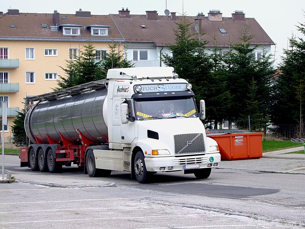 VOLVO Tanksattelzug von Fuchsluger ist mit einer Ladung Milch unterwegs; 120414