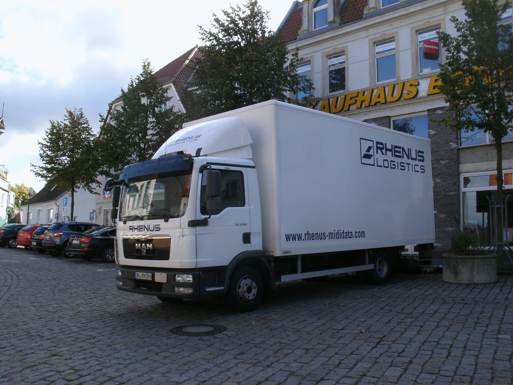 Vor dem ehmaligen Kaufhaus in Bergen/Rgen parkte dieser MAN-Kasten-LKW am 09.Oktober 2012.