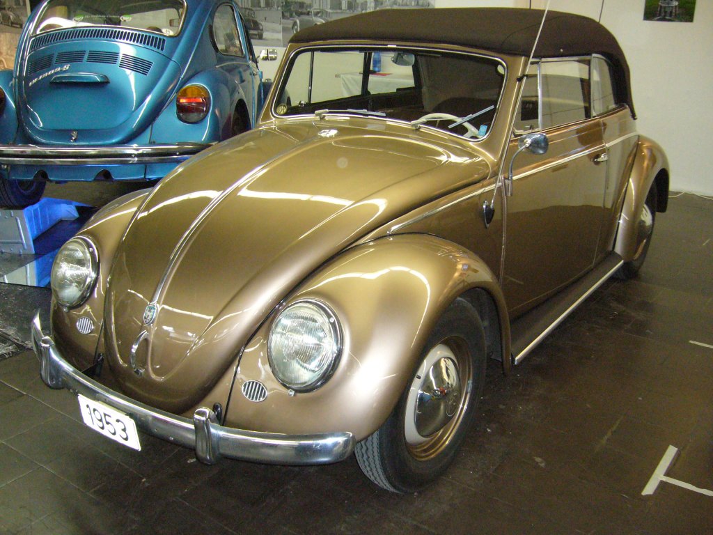 VW Cabriolet (Typ 15). 1949 - 1953. Der Typ 15 wurde als viersitziges Cabriolet in Auftragsarbeit bei Karmann in Osnabrck produziert. Die Ausstattung des Cabriolets entsprach immer der des Exportmodells. Der 4-Zylinderboxermotor leistet 25 PS aus 1.131 cm Hubraum. Techno Classica am 25.03.2012.