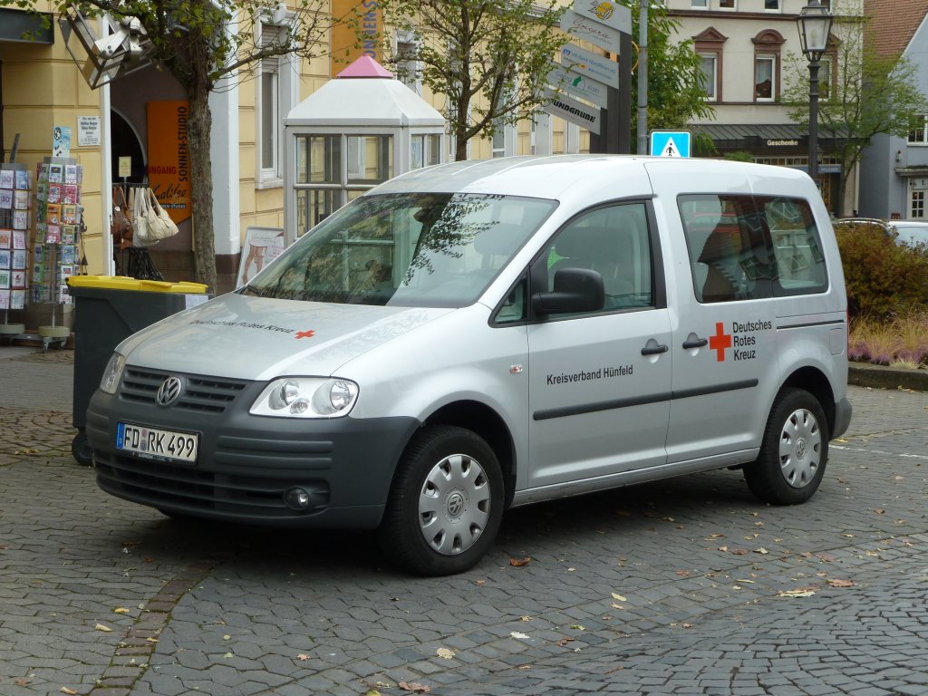 VW Caddy des DRK-Kreisverbandes Hnfeld steht in der Hnfelder Innenstadt, Oktober 2010