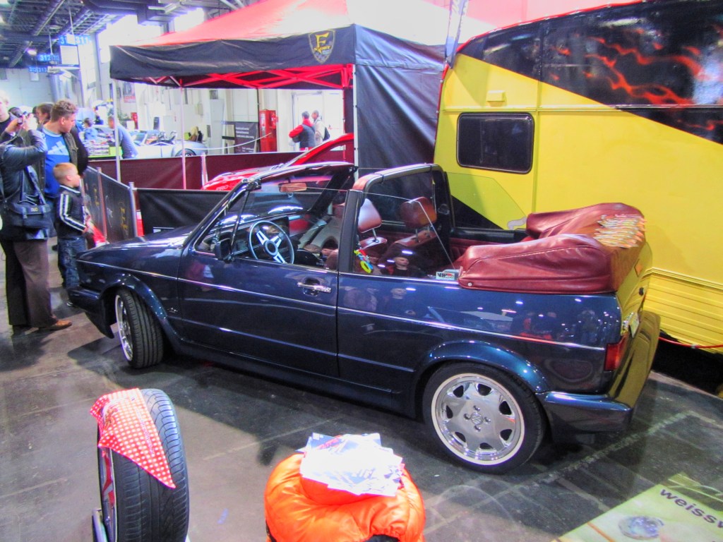 VW Golf Cabrio ist fertig zum picknicken. Foto wurde auf dem Carstyling Tuning Show 2012 gemacht.