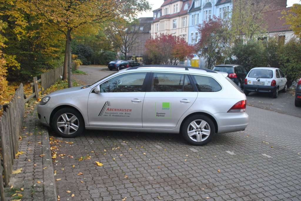 VW Golf VI , auf einen Parktplatz in Lehrte am 29.10.2010