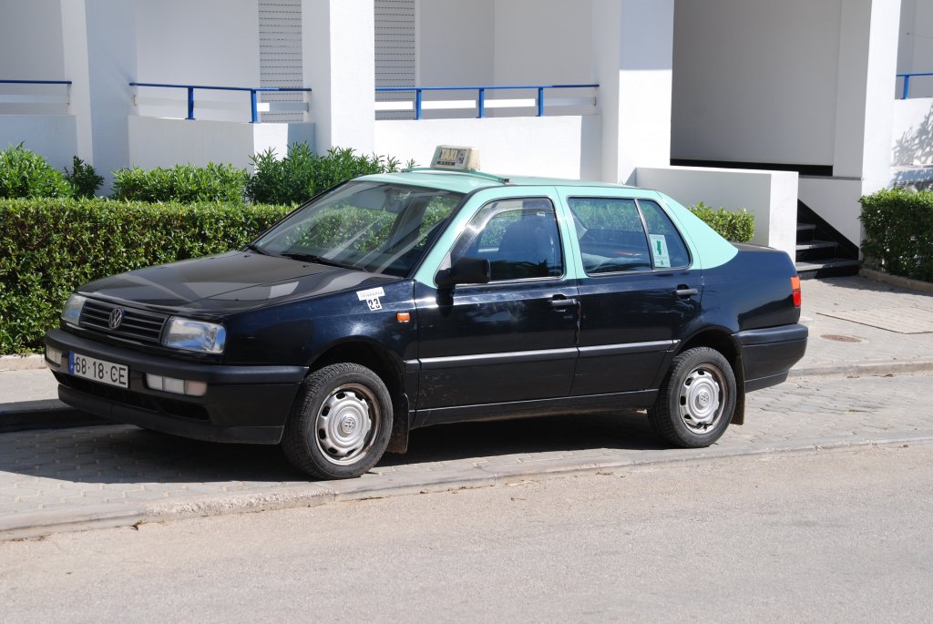 VW-Jetta als portugiesisches Taxi / gesehen bei Porches (Distrikt Faro/Portugal), 29.02.2008