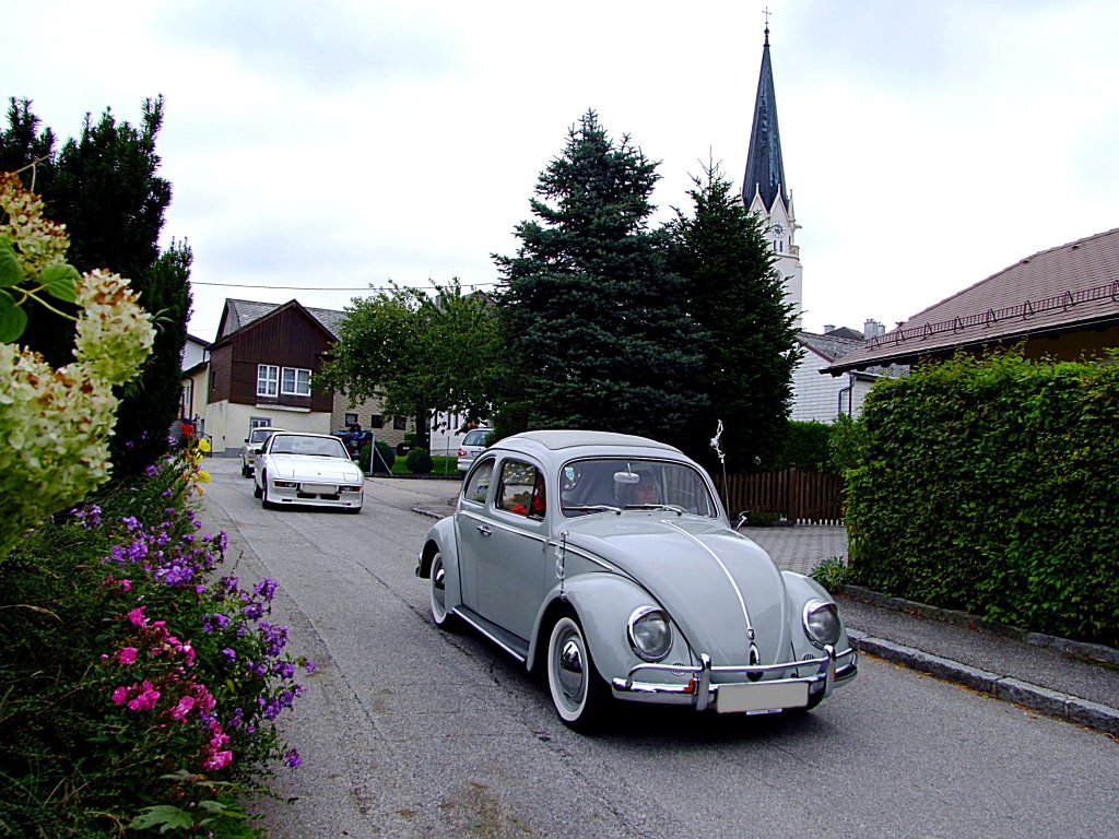 VW-Kfer ist bei St.Marienkirchen/Hausruck am Weg zur Fahrzeugsegnung;110731