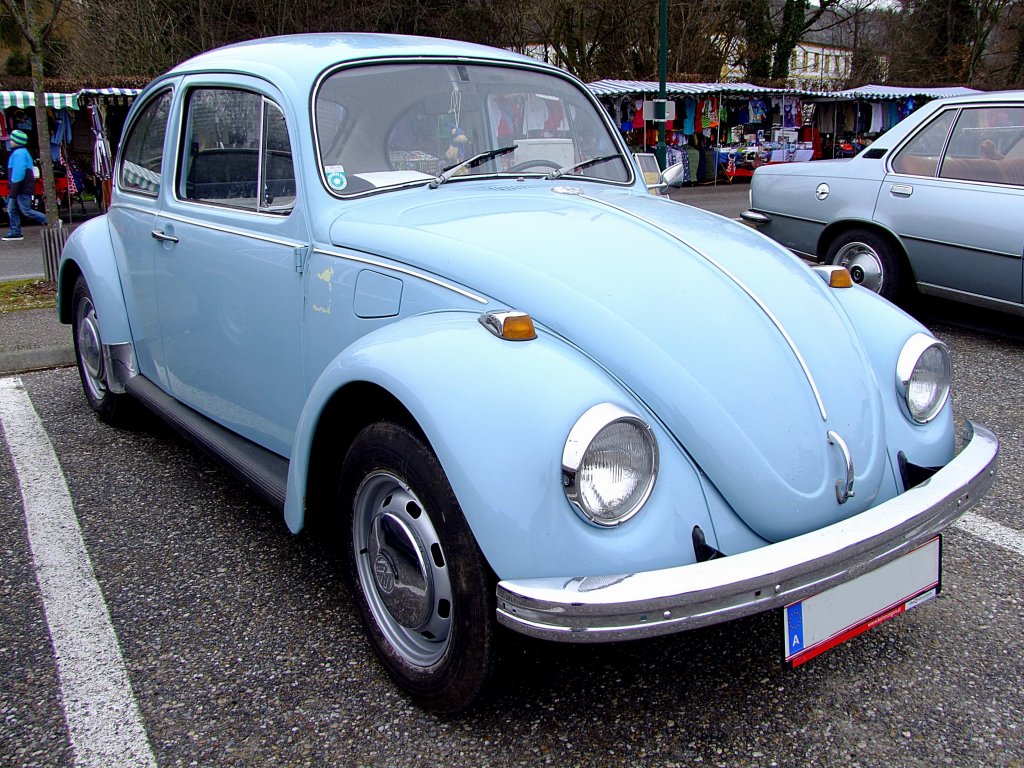 VW-Kfer; Bj.1971, hat sich trotz trben, kalten Frhlingswetter zur Oldtimerausstellung in St. Martin eingefunden; 130407
