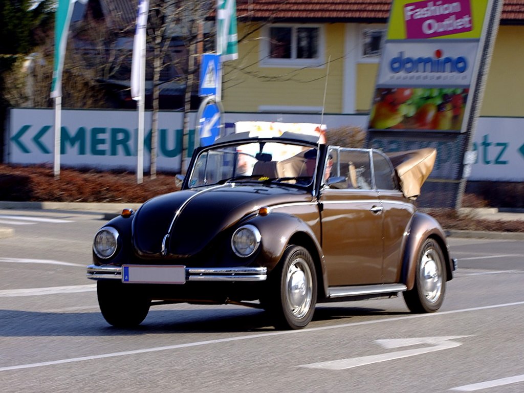 VW-Kfer-Cabrio braust bei den ersten Frhlingssonnenstrahlen durch die Gegend; 120318