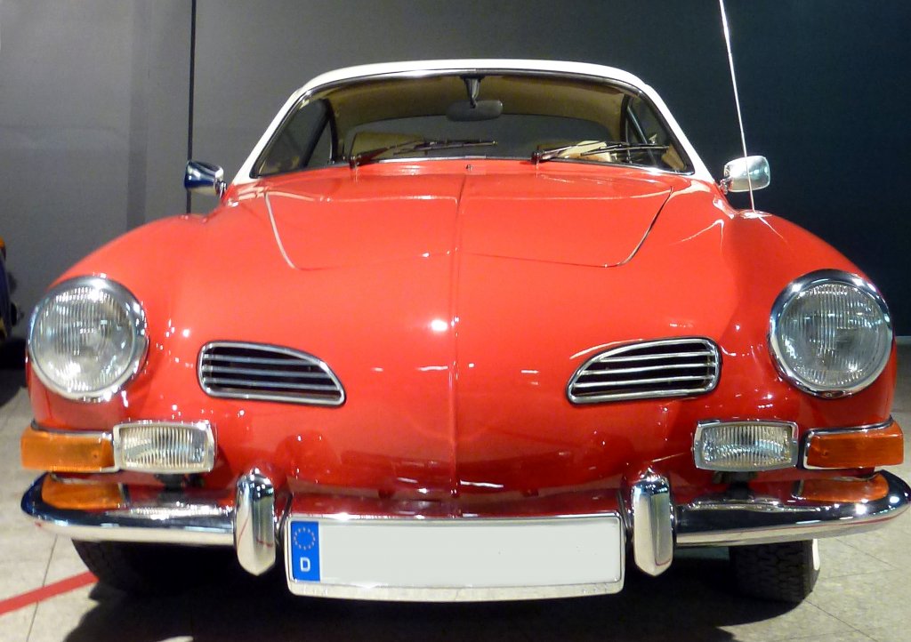 VW Karmann Ghia Typ 14 Coupe. Zusehn beim Oldtimerausstellung in Zeulenroda. Foto 26.08.2012 