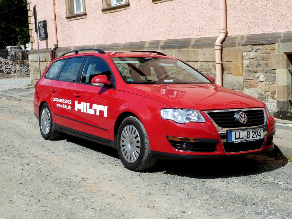 VW Passat von Hilti steht auf der Dombaustelle in Hildesheim, Juli 2012