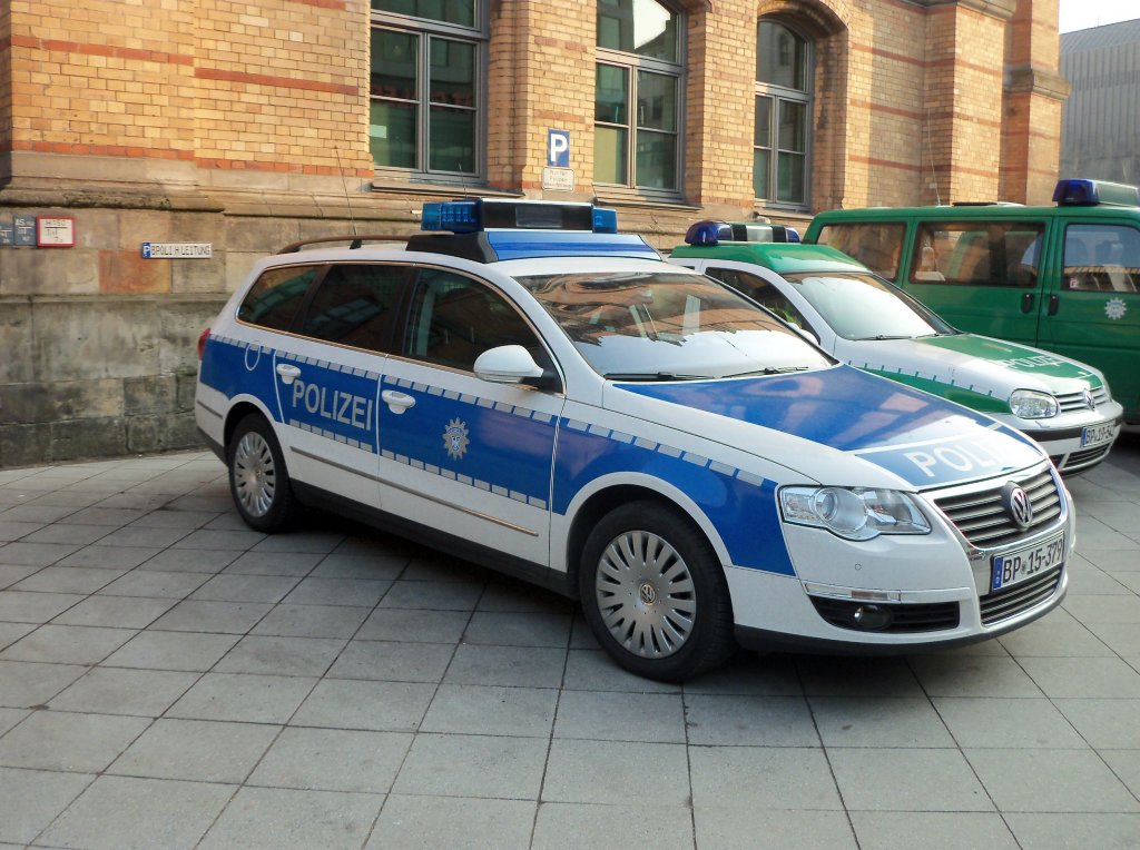 VW Passat  Polizei  an der Wache am Hauptbahnhof, am 01.03.2011.