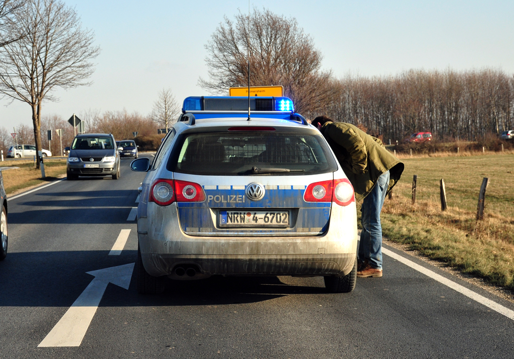 VW Passat der Polizei NRW im Einsatz (Auffahrunfall), Nhe Euskirchen - 04.02.2012