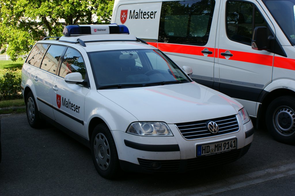 VW Passat Variant des Malteser Hilfsdienstes im Rhein-Neckar-Kreis (Funkrufname: Johannes Rhein-Neckar 91/41-01). Aufgenommen am 17.05.2012 auf dem 98. Katholikentag in Mannheim. 