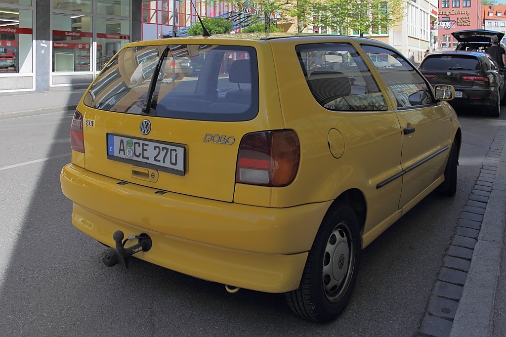 VW Polo in Postgelb. Augsburg, 28.4.12