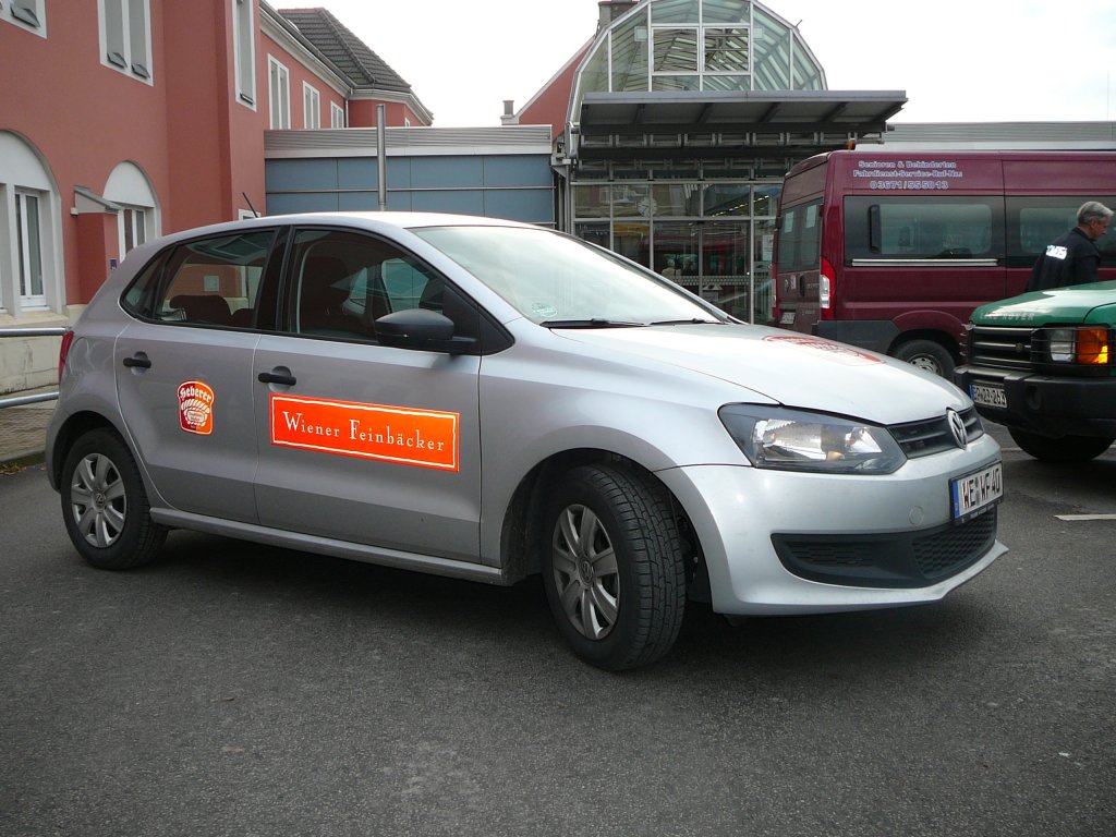 VW Polo der  Wiener Feinbckerei  am Bahnhof in Saalfeld, 11.11.2009