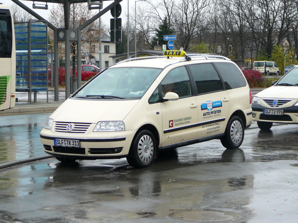 VW Sharan steht als Taxi am Bahnhof in Saalfeld, 09.11.2009