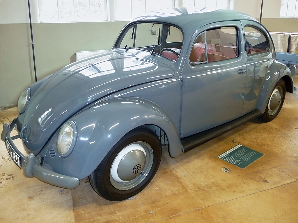 VW Standard, Auto & Uhrenwelt Schramberg, 6.3.11
Baujahr 1954
30 PS aus 1192 ccm
112 km/h schnell
 Oval-Kfer  in Ursprungsausfhrung ohne jeglichen Chrom-Zierrat.
