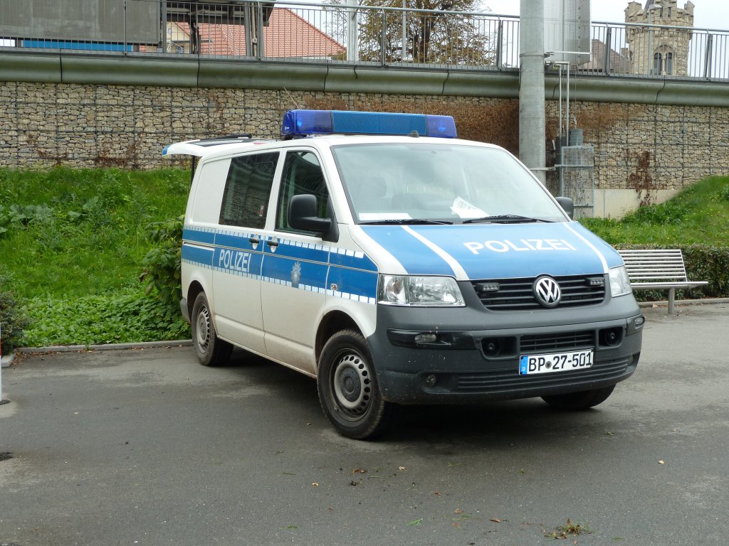 VW T 5 als Hundetransporter der Bundespolizei abgestellt am Bahnhof  Paradies  in Jena, Oktober 2010